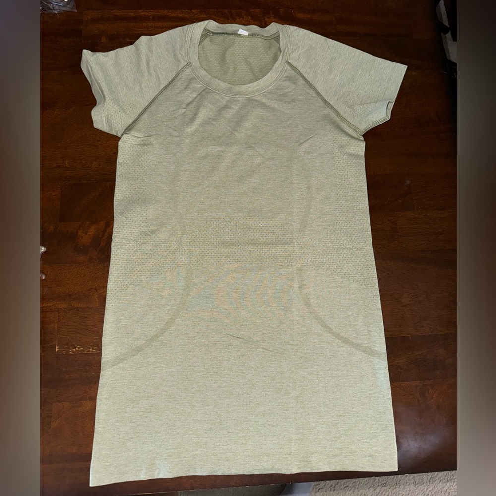 Lululemon Size 6 Green Swiftly Tech Short Sleeved Shirt